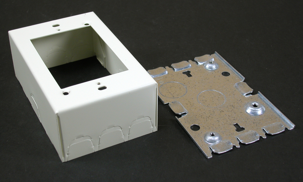 500/700 Combination Switch and Receptacle Box Fitting – Solis Electric ...